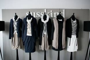 Susskind verenigt de charme van een stijlvolle blousekraag met het draagcomfort van een T-shirt