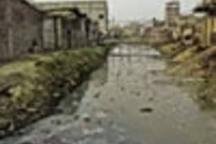 Giftig afval uit leerindustrie vervuilt Bengaalse rivier