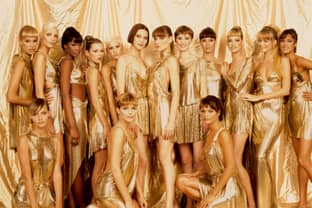Jaren '90 glamour: Claudia Schiffer stelt modefotografie samen uit haar gouden decennium