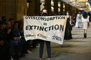 Incursion de militants pour le climat au défilé Louis Vuitton à Paris