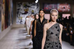 Dior eröffnet in Paris mit Glitzer-Stickereien Haute-Couture-Woche