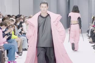 Vídeo: Colección FW22 de Rains en la París Fashion Week Menswear