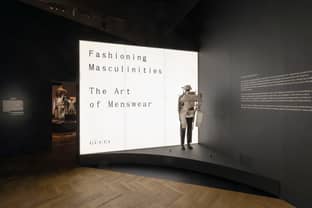 Smoking-Ballkleider und Pailletten-Anzüge:  V&A Museum zeigt Ausstellung zum Wandel der Herrenmode 