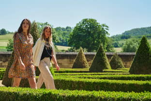 Rino&Pelle SS22: de Franse muze flaneert door de tuinen van Versailles in felle bloemenprints 