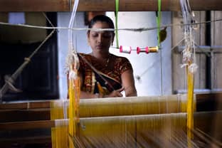 Tejedores indios de saris luchan por mantener viva la tradición