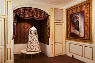 Historische modesilhouetten te zien in tentoonstelling over gebloemd katoen in Kasteel d’Ursel 