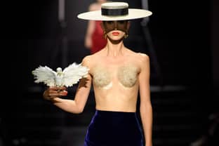 Paris Haute Couture : Les seins dévoilés de Schiaparelli