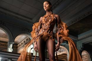 Iris van Herpen maakt 'eerste vegan haute couture jurk van cacaoschillen'