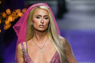 Video: Versace SS23 show wordt afgesloten door Paris Hilton