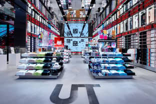Fast Retailing (Uniqlo) abre ejercicio contrayendo beneficios y prometiendo subir salarios hasta un +40 por ciento