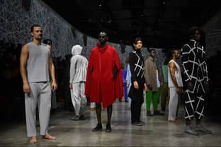 Video: Issey Miyake presenteert mannenmodecollectie voor FW23 tijdens Paris Fashion Week