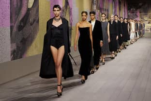 Dior: tributo a Joséphine Baker y a la mujer racial, entre flecos y tonos champagne