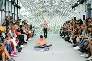 Duran Lantink presenteert tijdens Parijs Fashion Week designs gemaakt van Hema hemden