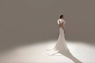 Stéphane Rolland inaugure une collection de robes de mariée demi-couture
