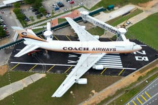 Coach landet in Malaysia: Store-Konzept in altem Flugzeug