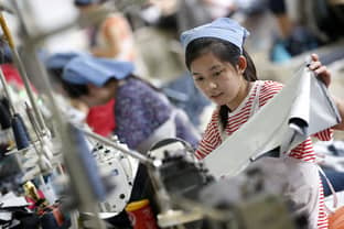 El “cuento de la criada” construido por China: adolescentes uigures forzadas a trabajar en fábricas textiles
