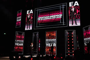 Jonathan Anderson reçoit le prix du créateur de l’année 2023 au BFC Fashion Awards