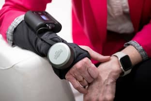 Un guante de alta tecnología frena temblores del mal de Parkinson