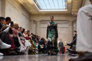 Desfile de moda en el Museo Británico de Londres molesta a Grecia