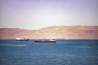 Probleme im Suez- und Panamakanal – Frachtkosten explodieren