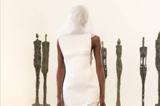 Jacquemus présente une robe de mariée faite en argile, directement sur le corps du mannequin 
