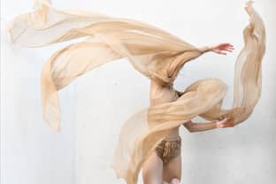 Seda en movimiento: Palomo Spain viste la obra "Silk" de Iván Pérez