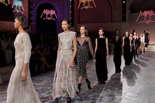Video: De Dior herfst show 2024 is een samensmelting van Parijs en New York