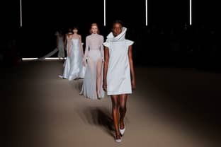 Adiós a la tradición y al clasicismo: Pronovias “disrumpe” la moda nupcial desde la Barcelona Bridal Fashion Week