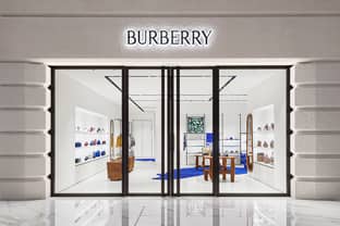 Burberry fulmina a su CEO, cancela dividendos y pone en marcha un programa de ajustes tras hundir ventas un -22 por ciento