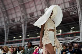 Neu definierte Weiblichkeit, Handwerk und Komfort: SS25-Trends der Londoner Modemessen