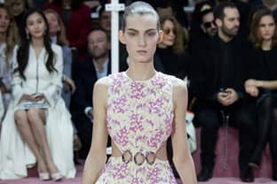 Alta costura en París trajo flores, viajes y novias para 2015
