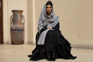 A Dubaï, une créatrice de mode saoudienne revisite la robe traditionelle