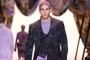 MFW: l'uomo di Versace viaggia con il turbante