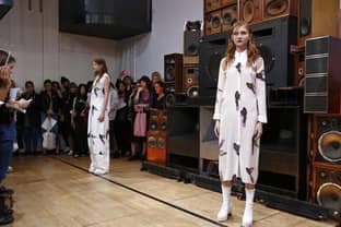 Vanguardia de jóvenes creadores abre la semana de la moda en París