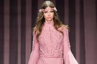 Una florida colección de Donatella Versace abrió alta costura en París