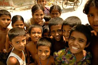 Исследование: тысячи детей в Бангладеш шьют одежду 64 часа в неделю