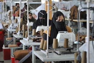 Syrische vluchtelingen aan het werk in Turkse kledingfabrieken H&M en Next