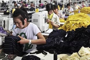 Рабочие в КНДР производят одежду под видом китайских фабрик
