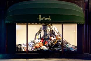 В витринах лондонского Harrods появились горы старой одежды