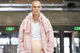 В Лондоне представили коллекцию одежды для беременных мужчин