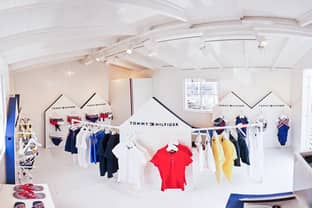 Kijken: Tommy Hilfigers pop-upstore met zwemkleding in Zandvoort