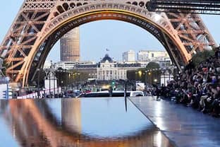Au pied de la tour Eiffel, les mannequins marchent sur l'eau chez Saint Laurent