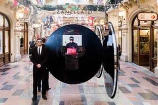 Zanellato установил зеркальный трехметровый сейф в ГУМе