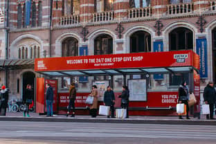 Zien: consumenten in Amsterdam kunnen America Today-producten uit de muur halen