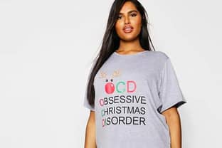 Над этим нельзя смеяться: Британский бренд одежды Boohoo раскритиковали за принт «Навязчивое рождественское расстройство»