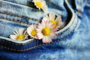 Vêtement culte, vêtement polluant: l'expo qui retourne le jean