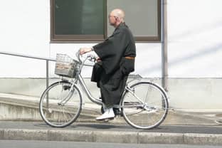 Kleidung kein Hindernis: japanische Mönche gehen auf die Barrikaden