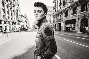 RUBY ROSE "OWNS IT" IN DE NIEUWE G-STAR RAW S/S'19 CAMPAGNE