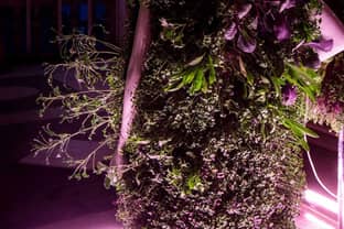 Дизайнеры создали растительный жилет, который питается отходами человека