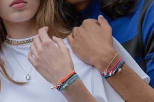 Louis Vuitton : Virgil Abloh crée un bracelet pour l’Unicef 